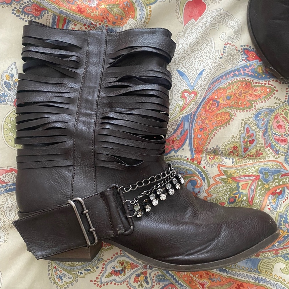 BKE Boot - size 8 w/ cute detailing